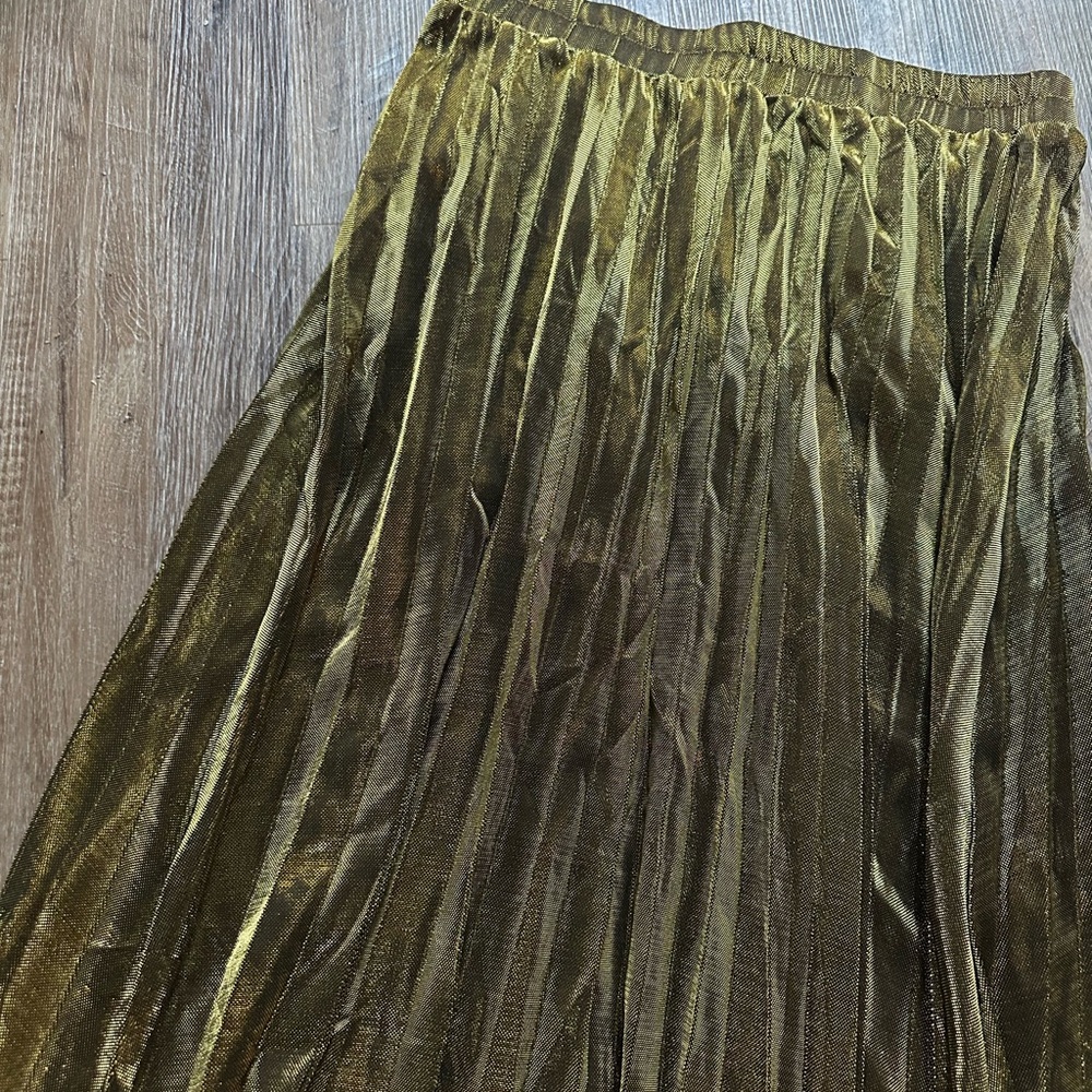 Metallic Gold Pleated Maxi Skirt - Picture 4 of 9